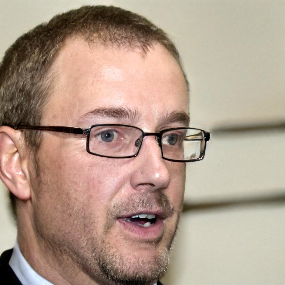 Carlos Mendoza, instructor de fundamentos financieros